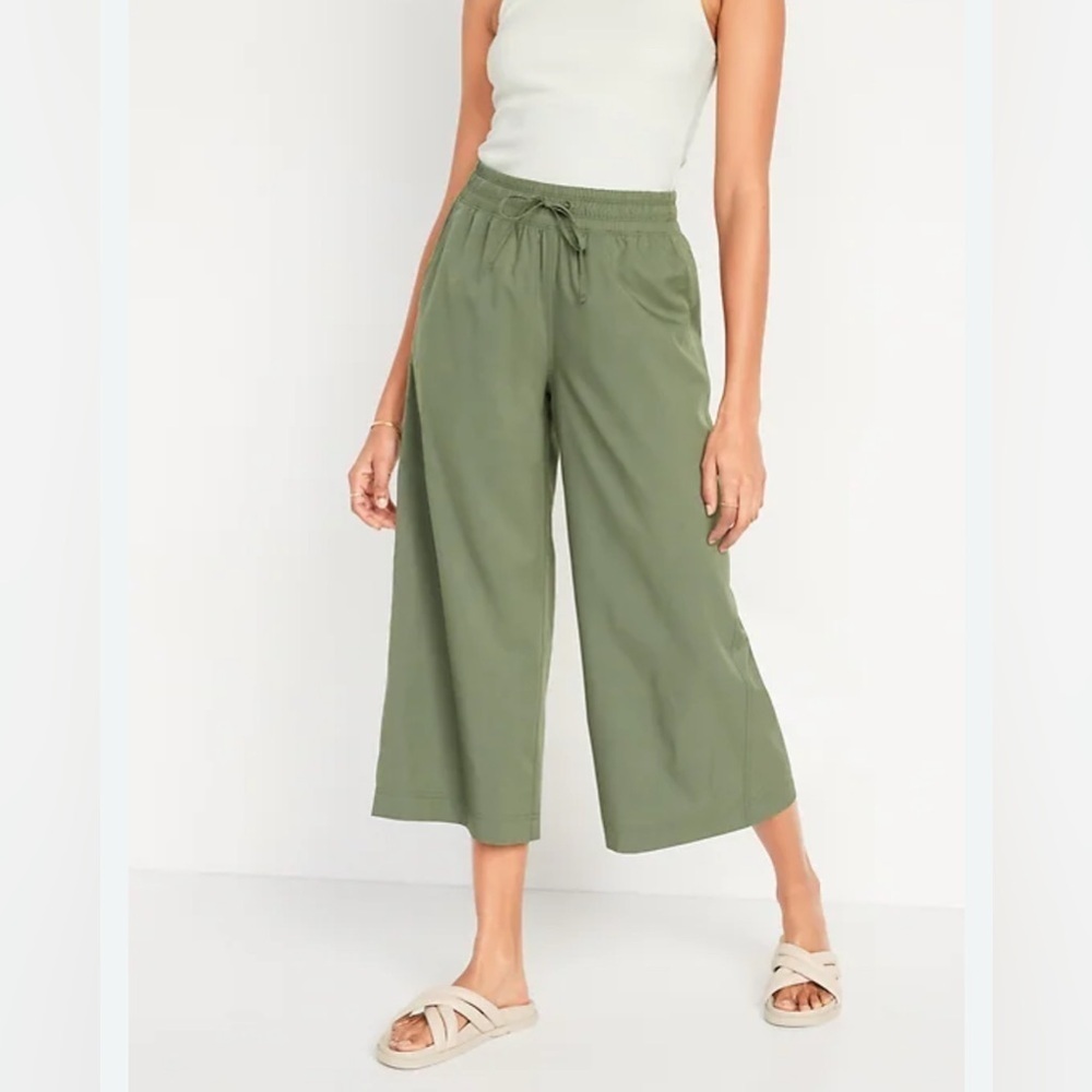 Stretch tech Women's Olive Green Wide-Leg Capri Pants. Size-X-Small Petite